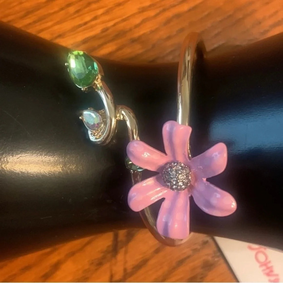 BETSEY JOHNSON SET Blush Pink Flower Daisies Drop Earrings & Daisy Bracelet NWT - Picture 3 of 15